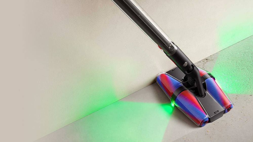 Почистващата четка Fluffycones на прахосмукачката Dyson PencilVac почиства прах и отпадъци от под.