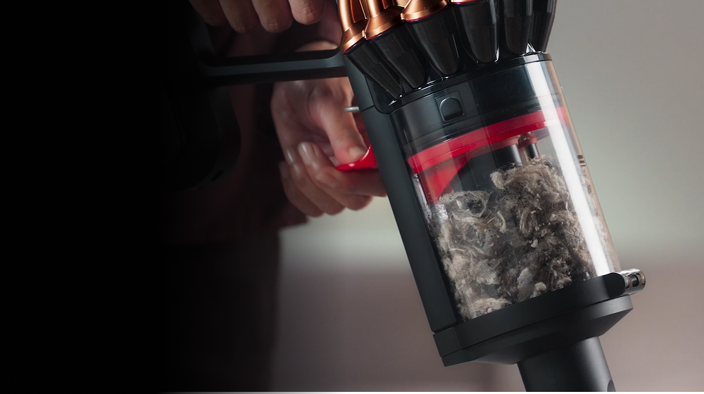 Контейнерът CleanCompaktor на прахосмукачката Dyson V16 Piston Animal.