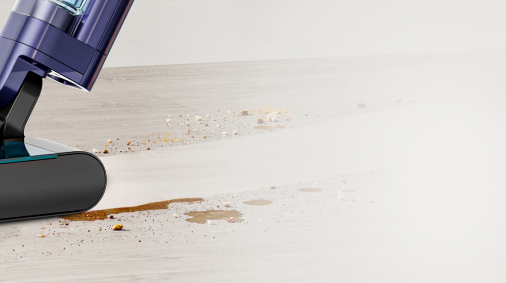 Уредът за почистване на твърди подове Dyson Clean+Wash Hygiene, използван за почистване на разливане.