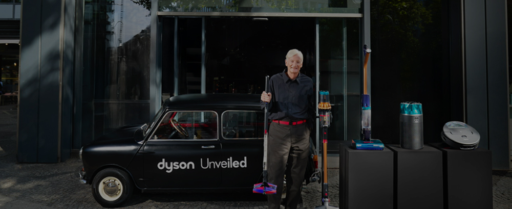 Сър Джеймс Дайсън представя безжичната прахосмукачка Dyson PencilVac на събитие.